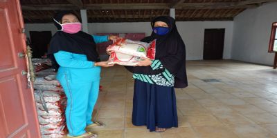 Pembagian Bantuan Beras PPKM dari KEMENSOS di Desa Condongcampur 